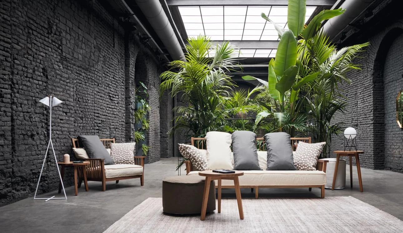 Poltrona Gray in noce di Gervasoni