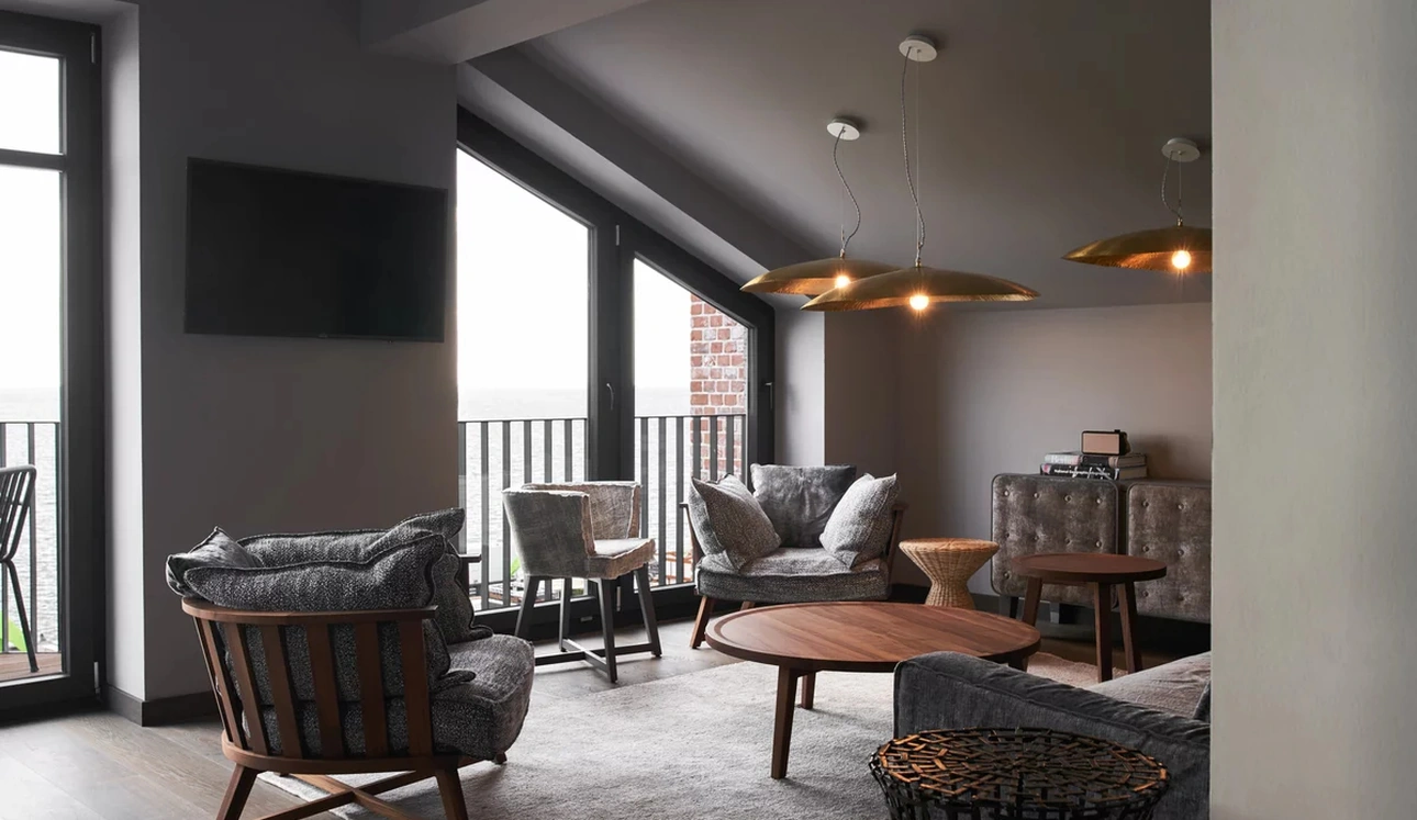 Poltrona Gray in noce di Gervasoni