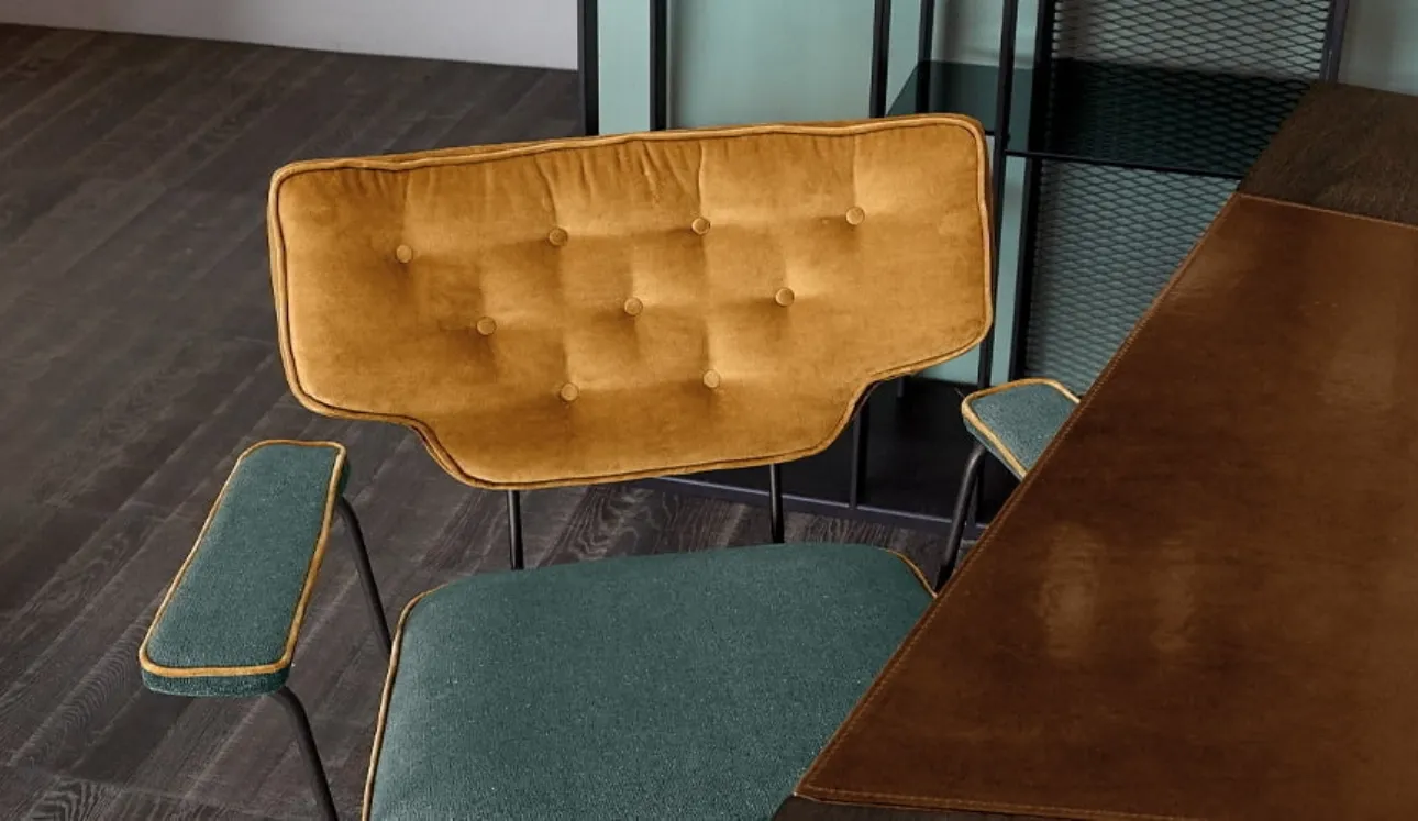 Poltroncina retrò in tessuto con schienale trapuntato Twiggy di Arketipo