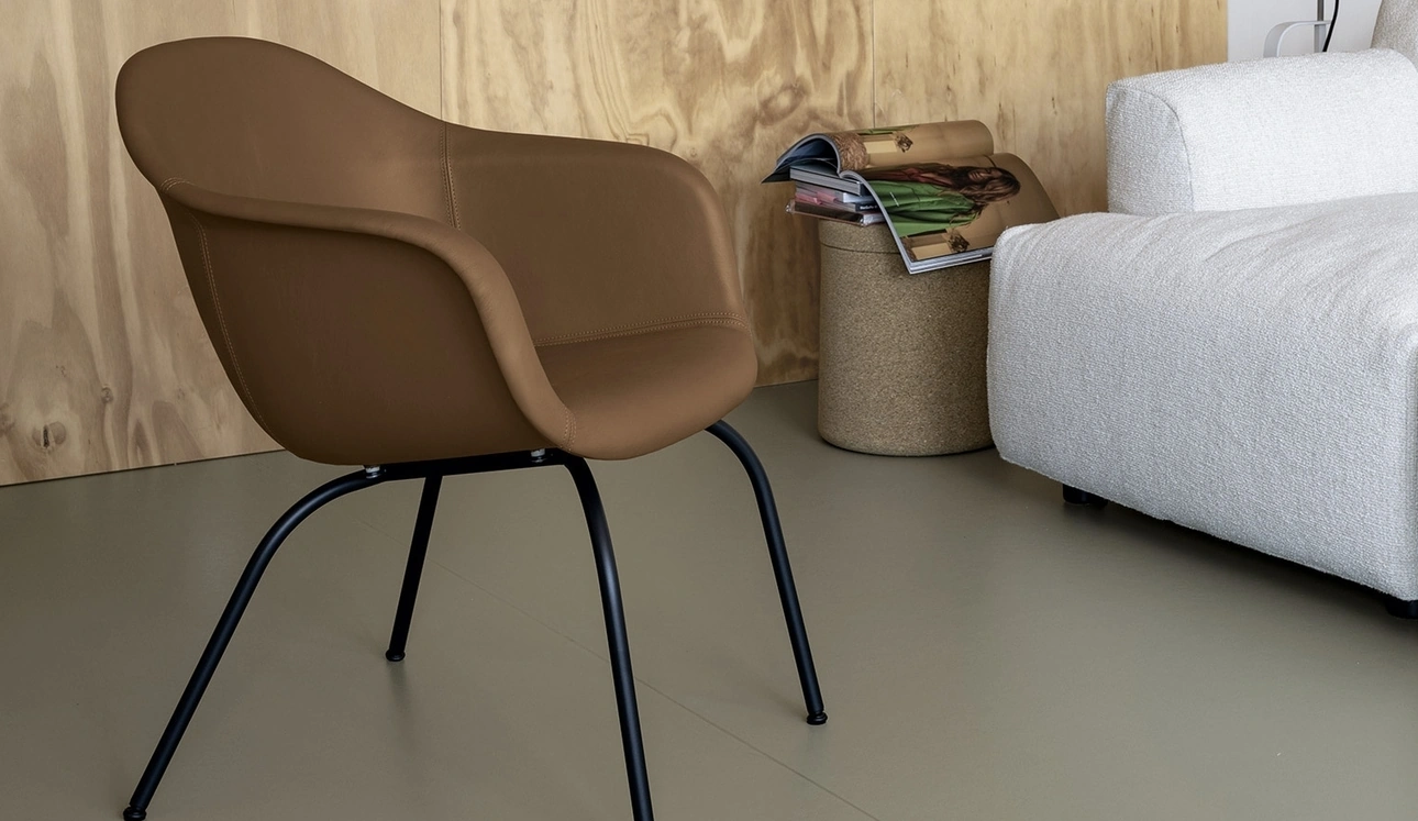 Sedia Elephantino Bucket rivestita in ecopelle di Kristalia