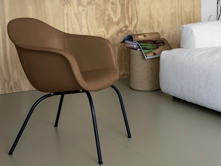 Sedia Elephantino Bucket rivestita in ecopelle di Kristalia