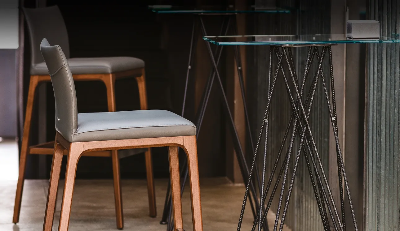 Sgabello in legno con seduta in pelle Arcadia di Cattelan Italia