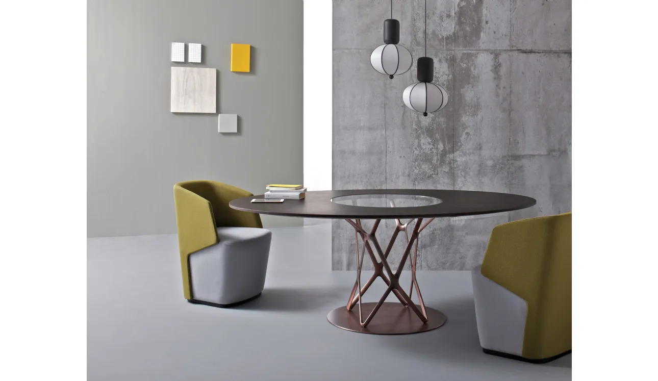 Tavolo rotondo con top in legno e vetro e base in alluminio dal design organico Tori di Estel