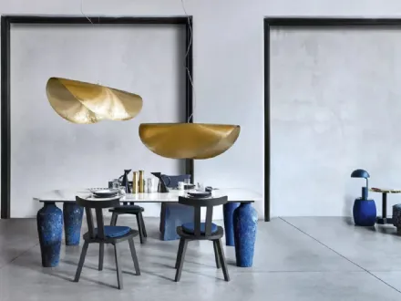 Tavolo Moon 33 in marmo bianco di Carrara e ceramica blu di Gervasoni