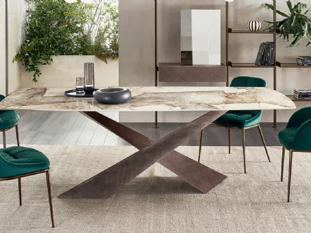Tavolo allungabile Living con piano in Ceramica e base in metallo verniciato di Riflessi