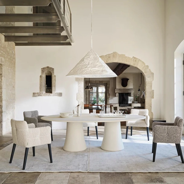 Tavolo Mae 33 in calce argilla spatolata di Gervasoni