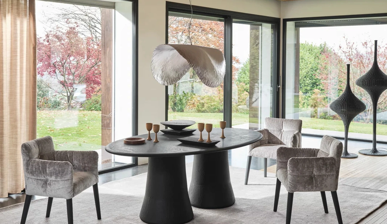 Tavolo ovale Mae 34 in calce argilla spatolata di Gervasoni