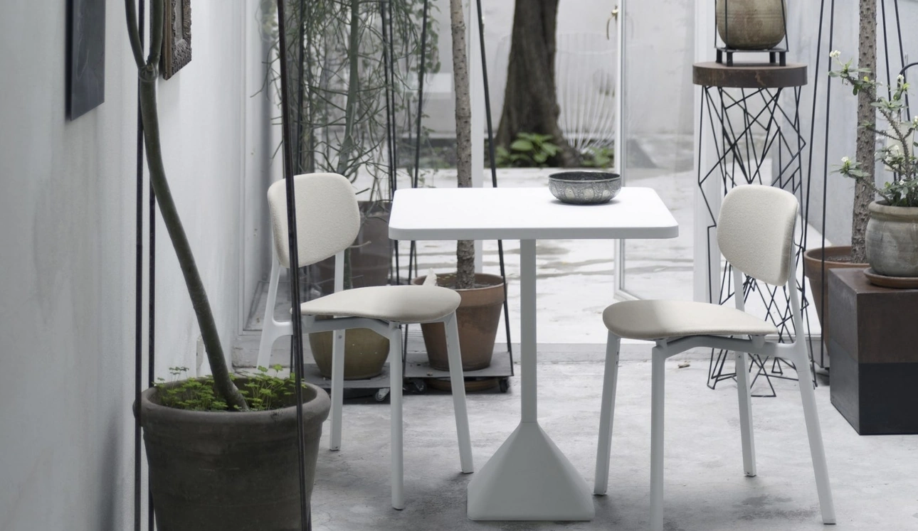 Tavolo quadrato TNP con base in ghisa di Kristalia