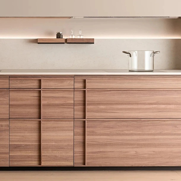 Cucina Design lineare Archigraphica in Noce e top in MDi di Valcucine