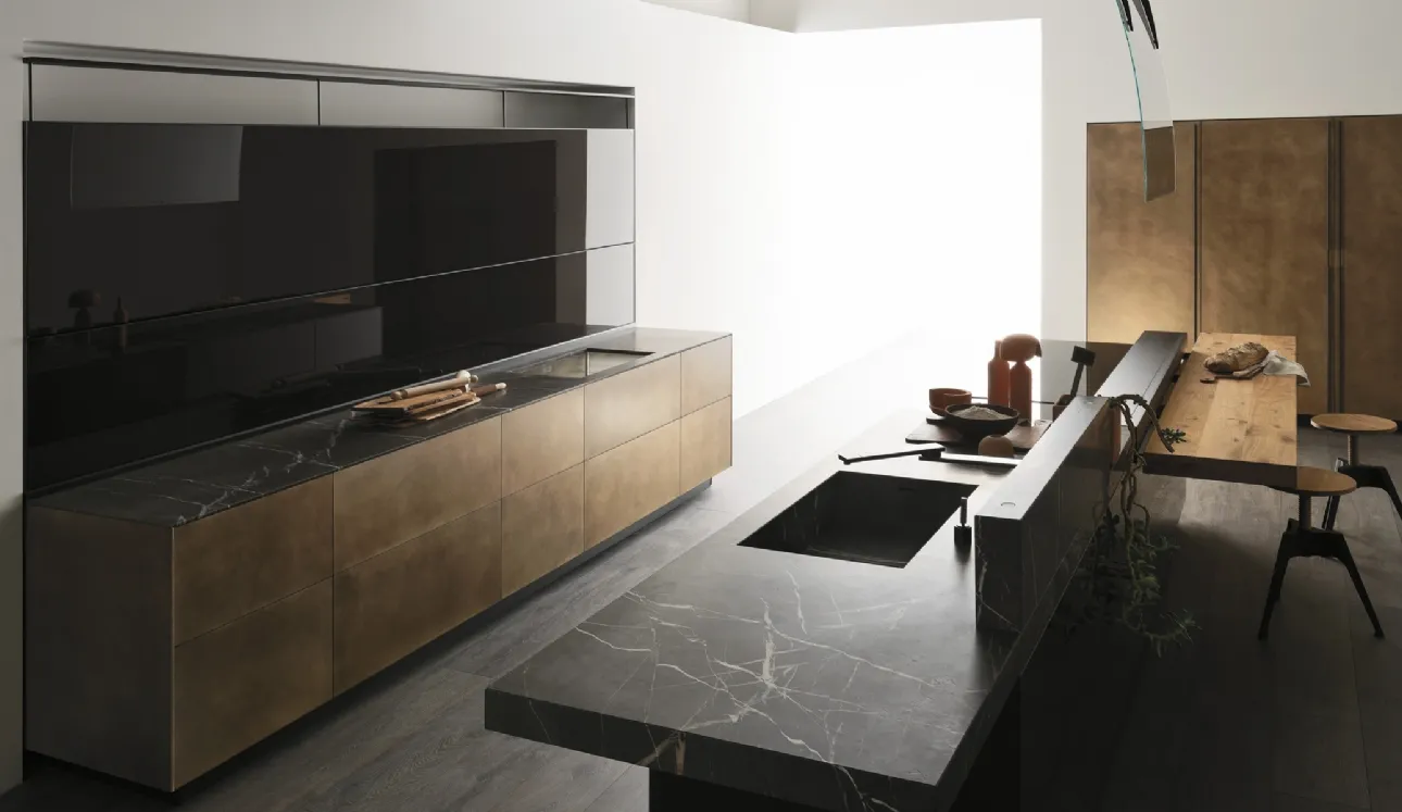 Cucina Design con isola Artematica Ottone Anticato di Valcucine