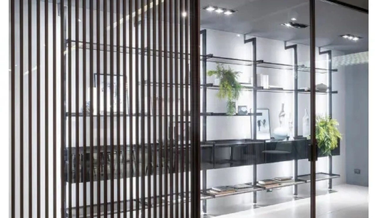 Porta per interni Zeus Tokyo con profilo in alluminio finitura Rovere e vetro di Doal