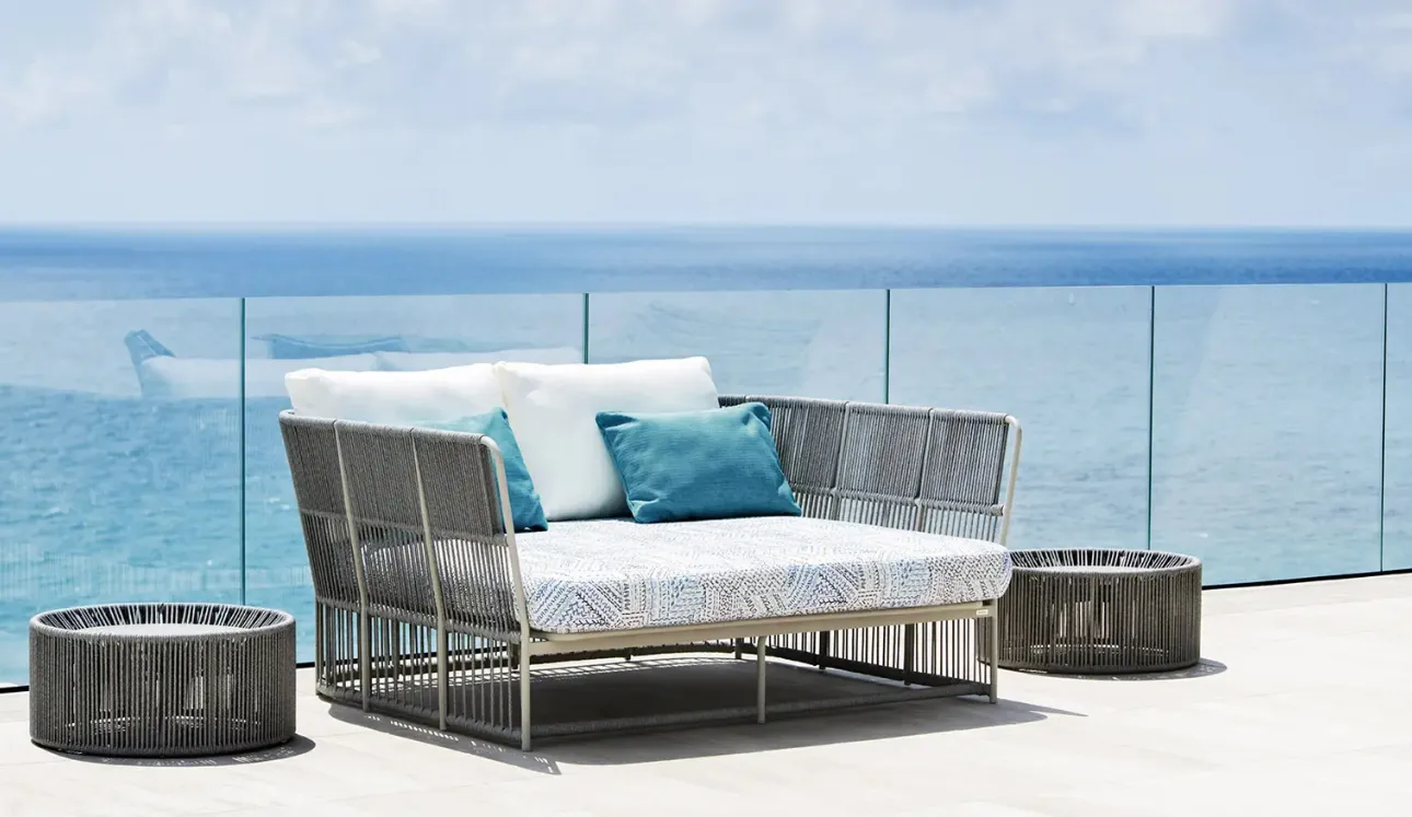 Divano Tibidabo Daybed Compact in fibra sintetica e alluminio di Varaschin