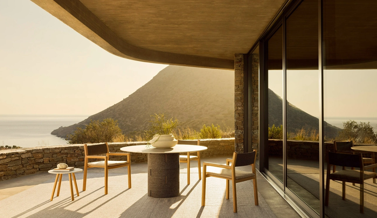 Sedia Gianna Poltroncina in tessuto e legno di Varaschin