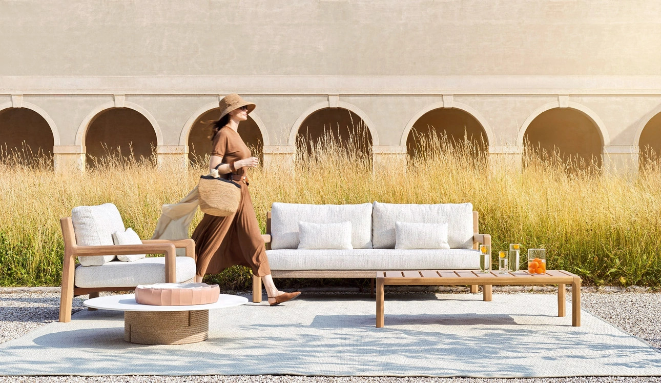 Salotto da esterno Gianna in legno e tessuto di Varaschin