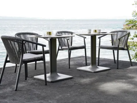 Poltroncina e Tavolo con struttura in alluminio, seduta in PVC e schienale in cordino sintetico Smart di Varaschin