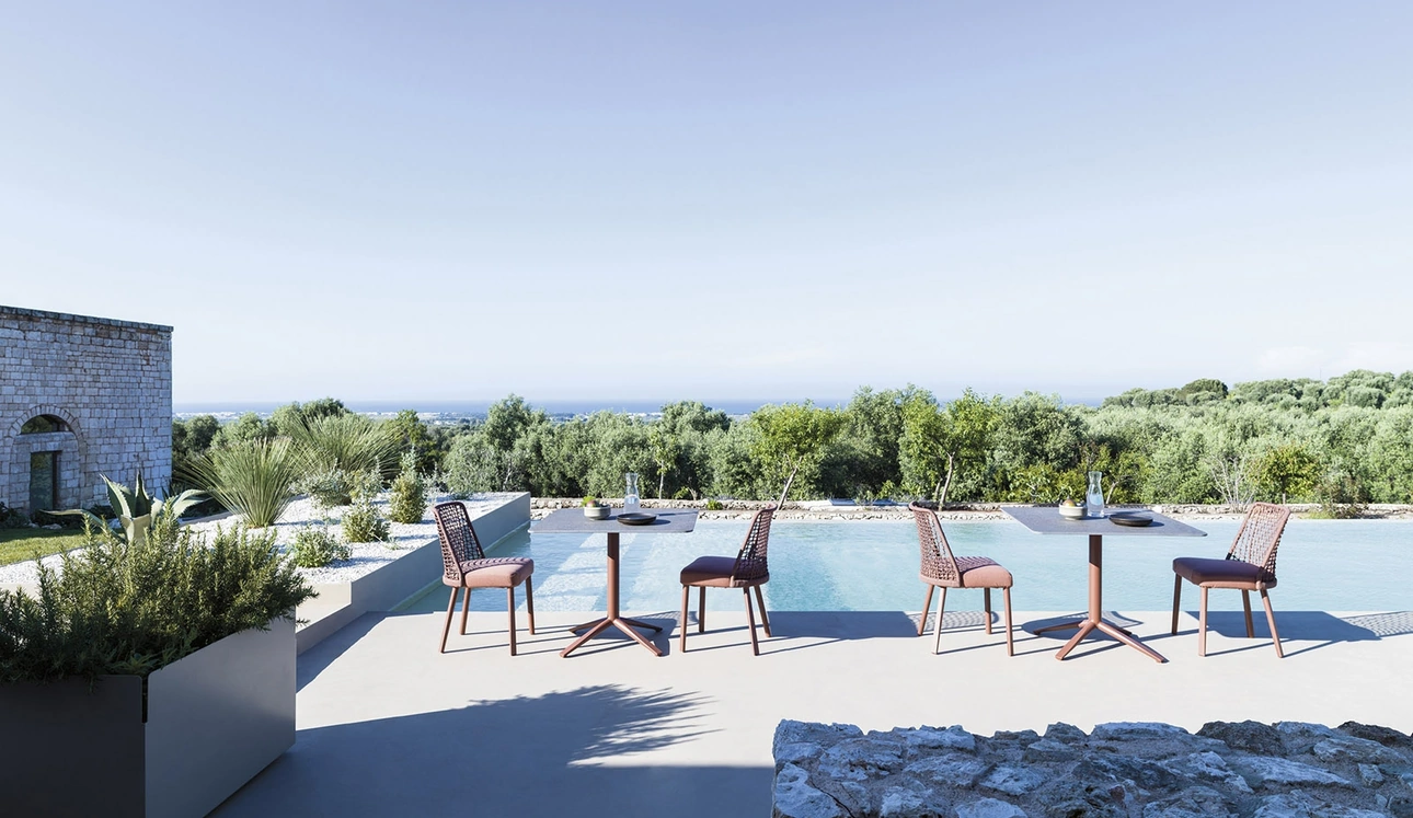 Sedia Emma in tessuto con gambe in alluminio di Varaschin