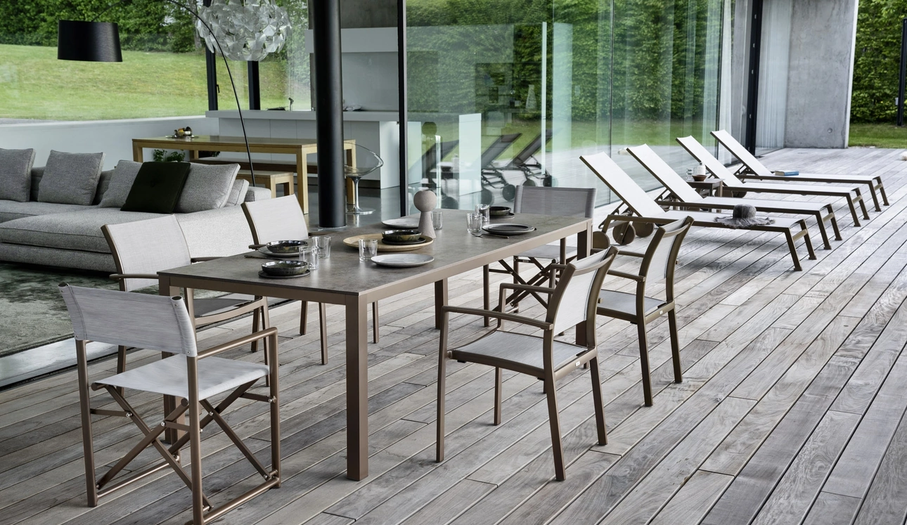 Arredo da esterno Victor in HPL, tessuto e metallo di Varaschin